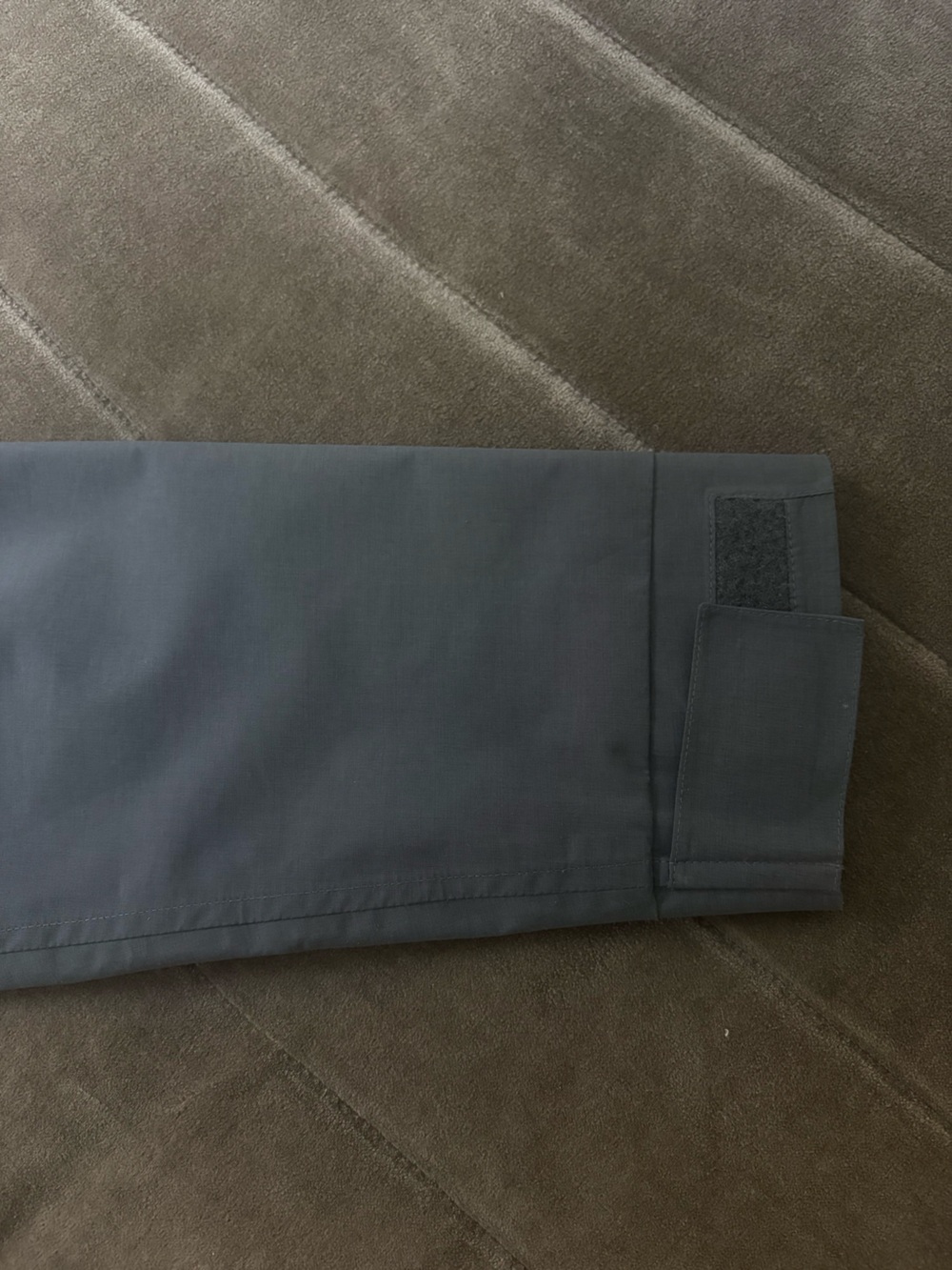 Vuori Oahu Rain Jacket. Two-Tone Hooded Rain Jacket in Dark Gray and Black - Picture 9 of 9